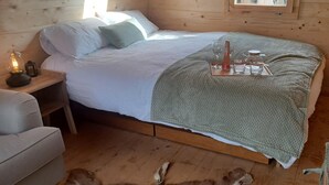 Chalet, 1 Queen Bed | 1 bedroom, free WiFi, bed sheets - Captivating 1-bed Glamping Pod in Bridgend (Bridgend)