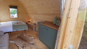 Chalet, 1 Queen Bed | 1 bedroom, free WiFi, bed sheets - Captivating 1-bed Glamping Pod in Bridgend (Bridgend)