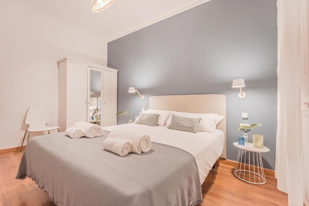 6 slaapkamers, een bureau, een strijkplank/strijkijzer, reisbedje