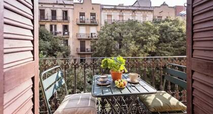 BCN CENTER BUILDING! Perfect for big groups! - several units