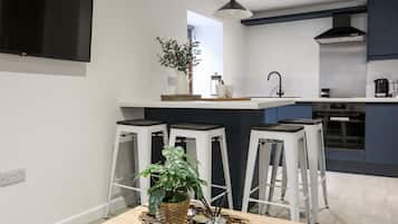 Cottage | Private kitchen | Fridge, dishwasher, electric kettle, toaster