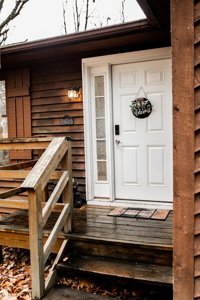 Cozy Cabin in Massanutten Resort, private yard, minutes from attractions!