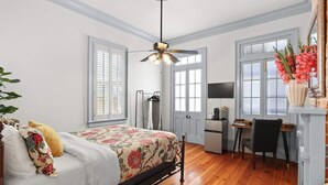 Een slaapkamer met een bed, een bureau en een stoel.