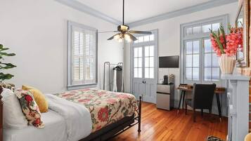 1 Schlafzimmer, Schreibtisch, BĂŒgeleisen/BĂŒgelbrett, WLAN