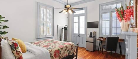 1 habitación, escritorio, tabla de planchar con plancha y wifi