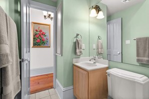 Regadera, secadora de cabello, toallas 