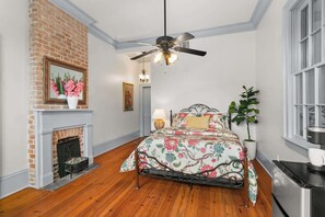 1 habitación, escritorio, tabla de planchar con plancha y wifi 