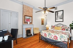 1 habitación, escritorio, tabla de planchar con plancha y wifi 