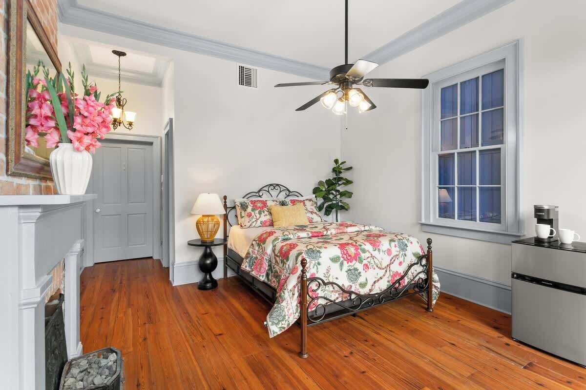 1 bedroom, desk, iron/ironing board, WiFi