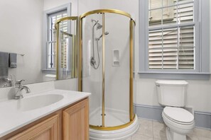 Regadera, secadora de cabello, toallas 