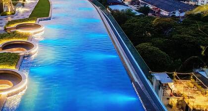 Sky pool Holiday home near Tha Phae Gate Old town 2 bedroom