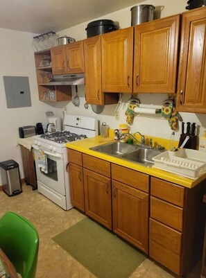 Private kitchen - Country Cottage On The Hill (mobile county)