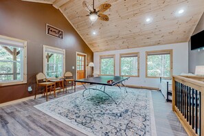 Games room - Dog-friendly cabin with private hot tub, game room, gym, heated pool, mini golf (Ellijay)
