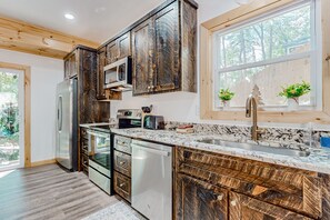 Fridge, microwave, oven, stovetop - Dog-friendly cabin with private hot tub, game room, gym, heated pool, mini golf (Ellijay)