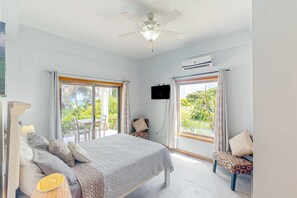 2 bedrooms, iron/ironing board, Internet, bed sheets - Ground-floor ocean-view condo with dock, pool, full kitchen, & AC (San Pedro)