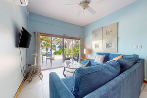 TV - Ground-floor ocean-view condo with dock, pool, full kitchen, & AC (San Pedro)