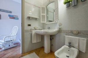 Rom | Bad | Dusj, regndusjhode, hårføner og håndklær