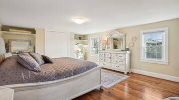 4 bedrooms, desk, iron/ironing board, travel crib