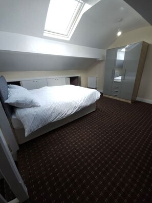 3 bedrooms, in-room safe, iron/ironing board, free WiFi