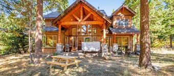 Dog-friendly lodge with hot tub, beautiful setting, Ping-Pong & air hockey
