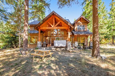 Dog-friendly lodge with hot tub, beautiful setting, Ping-Pong & air hockey