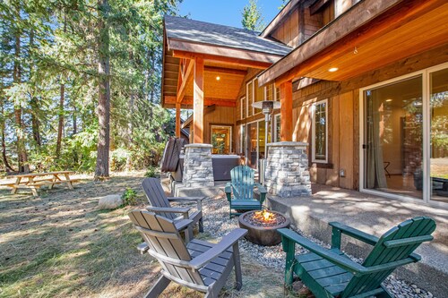 Dog-friendly lodge with hot tub, beautiful setting, Ping-Pong & air hockey