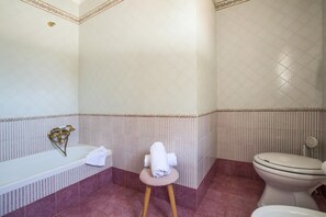 Quarto | Banheiro | Banheira, secador de cabelo, toalhas de banho 