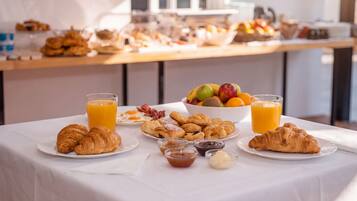 Free daily buffet breakfast