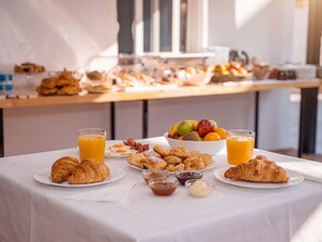 بوفيه فطور مجانًا يوميًا