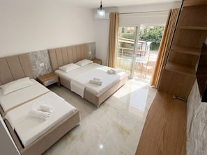 Kamar Triple Deluks, balkon | Seprai premium, busa memori, dan didekorasi berbeda-beda