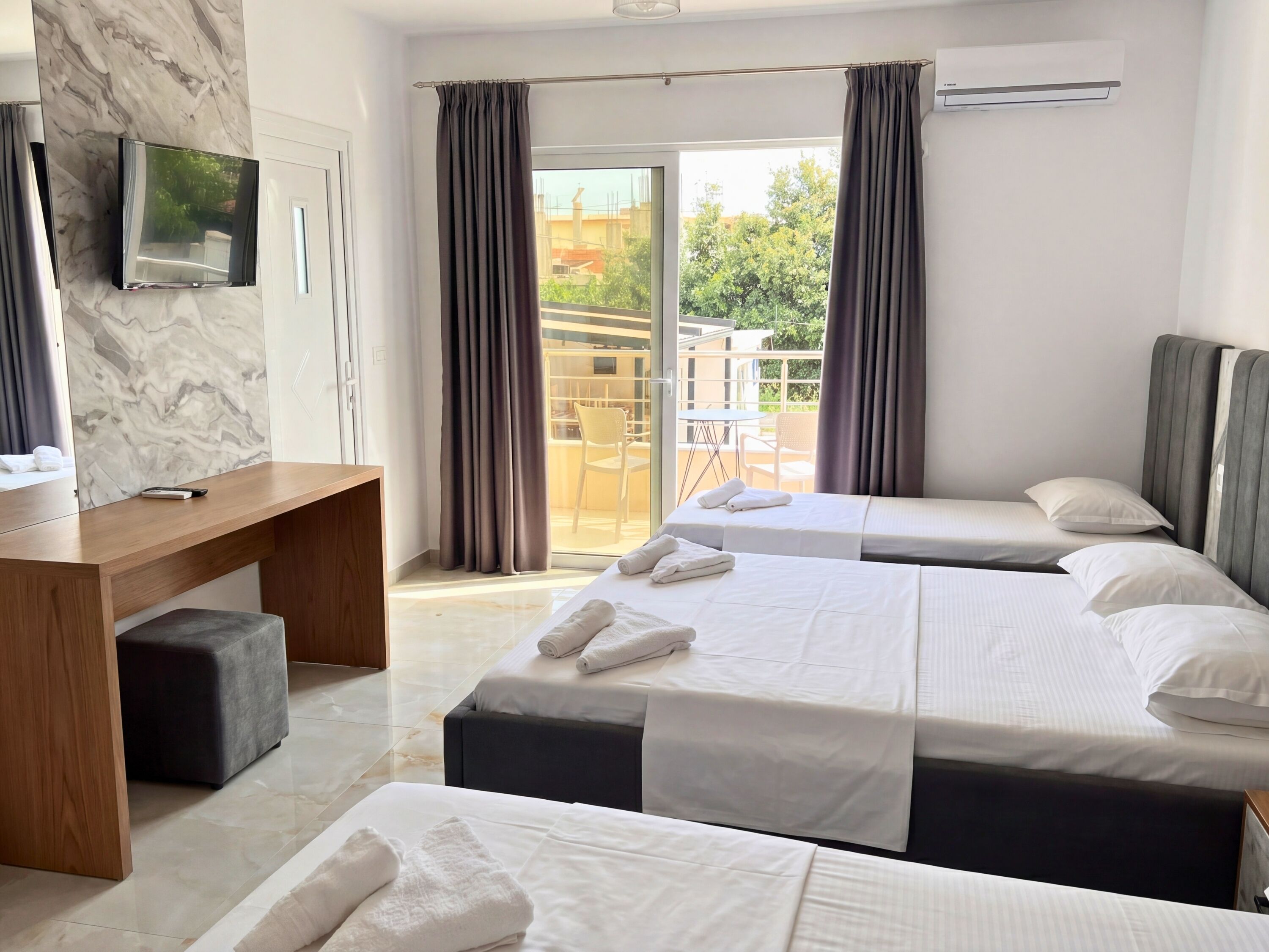 Luxe vierpersoonskamer, balkon | Luxe beddengoed, bedden met traagschuimmatras, individueel gedecoreerd
