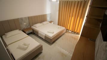 Habitación triple Deluxe, balcón | 1 habitación, ropa de cama de alta calidad y camas con efecto memoria