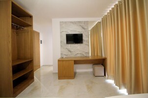 Deluxe Triple Room, Balcony | Premium bedding, memory foam beds, individually decorated