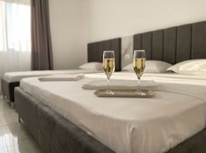 Kamar Quadruple Mewah, balkon | Seprai premium, busa memori, dan didekorasi berbeda-beda