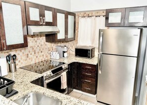 Refrigerador, microondas, horno y parrilla de estufa