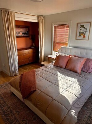 3 bedrooms, desk, iron/ironing board, travel crib
