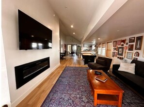 Smart TV, chimenea, videojuegos y tenis de mesa 