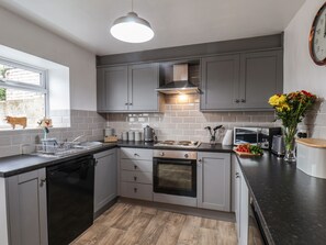 Een koelkast, een vaatwasser, een waterkoker, een broodrooster