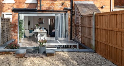 Cherry Orchard, Beautifully modernised house on quiet street with parking