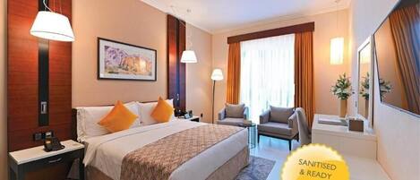 1 habitación, escritorio, tabla de planchar con plancha y cuna de viaje