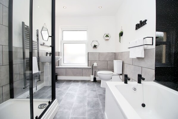 Casa básica | Baño | Tina con regadera y toallas 