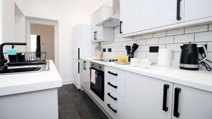 Basic House | Private kitchen - Glasbrook View by by TŷSA (Mountain Ash)