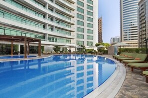 Pool - Three Bedroom Apartment Near Internet Metro By E R (دبي)