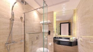 Une salle de bain moderne avec une douche à parois de verre, un lavabo et des toilettes.