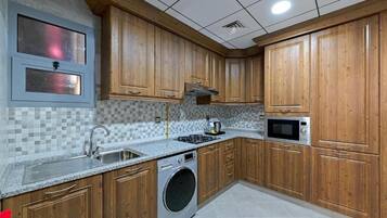 Frigorífico, microondas, horno y placa de cocina