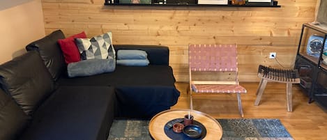 Departamento | Área de sala de estar | Televisión y chimenea