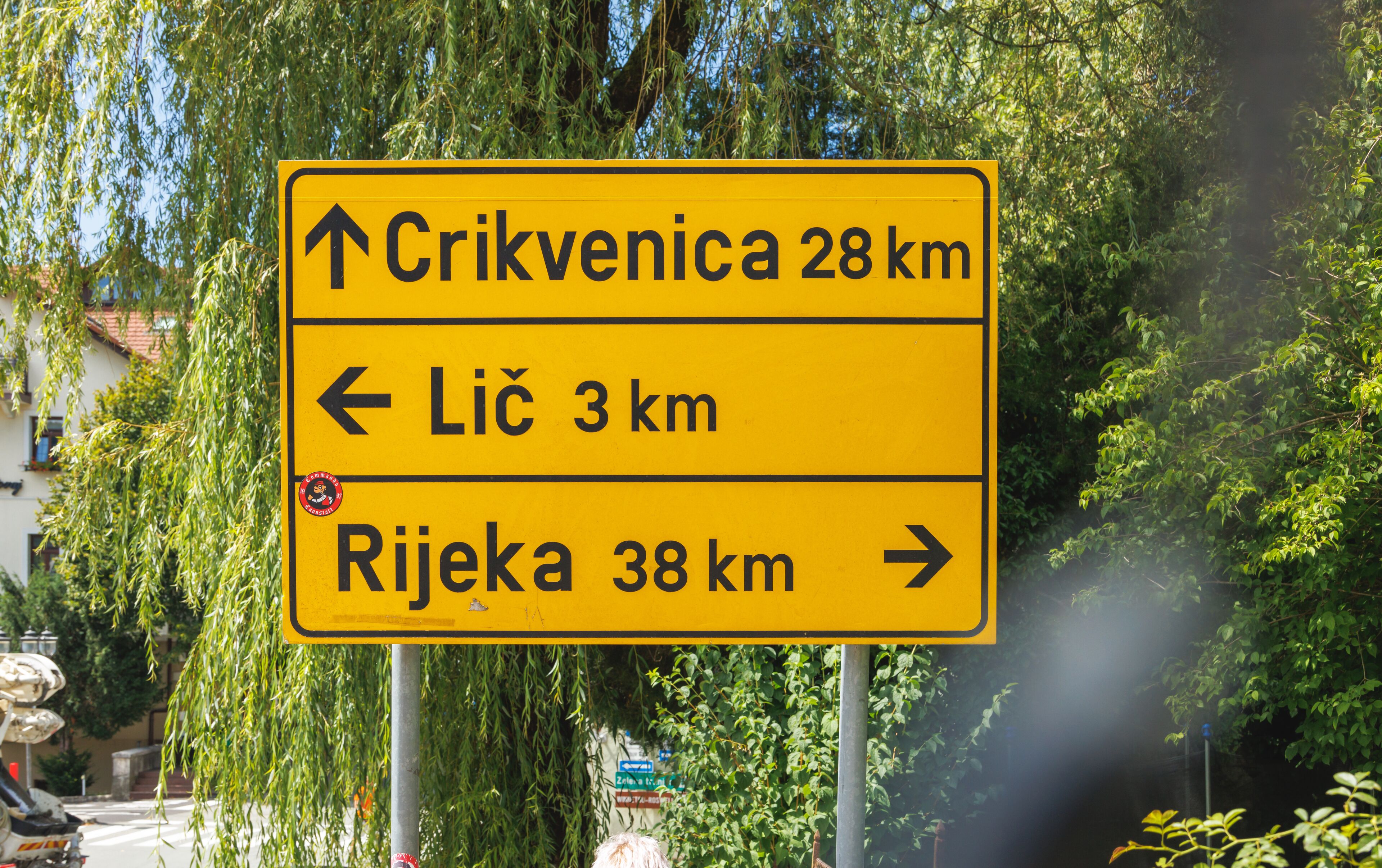 A directional sign with destinations and distances: Crikvenica 28 km, Lič 3 km, Rijeka 38 km.