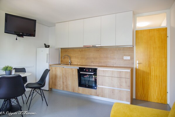 Departamento | Cocina privada | Refrigerador, microondas, horno y parrilla de estufa 
