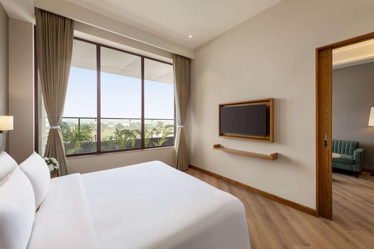 普通套房, 1 張特大雙人床 (Living Room, Private Balcony) | 埃及棉床單、高級寢具、房內夾萬、書桌