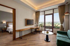ジュニア スイート キングベッド 1 台 (Living Room, Private Balcony) | エジプト綿のシーツ、高級寝具、セーフティボックス (室内)、デスク